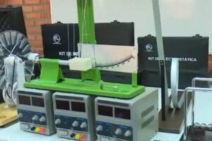 Equipos de seguridad y laboratorio entregados a escuelas orureñas