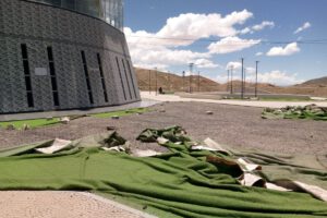 Cambio de césped sintético en el monumento de la Virgen del Socavón