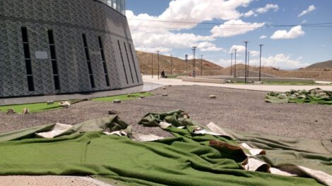 Cambio de césped sintético en el monumento de la Virgen del Socavón