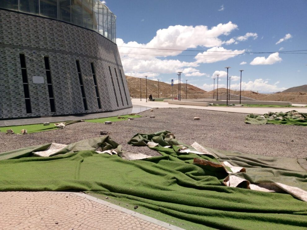 Cambio de césped sintético en el monumento de la Virgen del Socavón