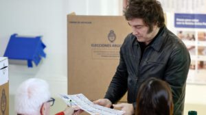 El presidente de Argentina, Javier Milei, vota en las elecciones legislativas