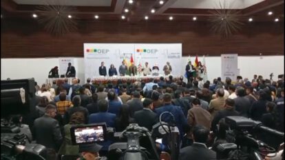 Entrega de credenciales a asambleístas en La Paz