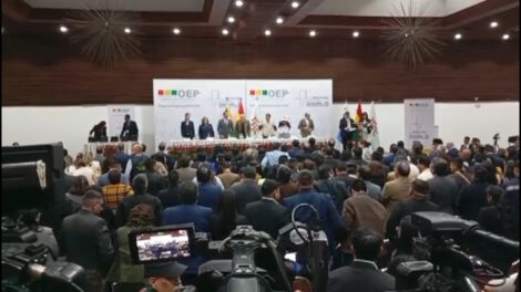 Entrega de credenciales a asambleístas en La Paz
