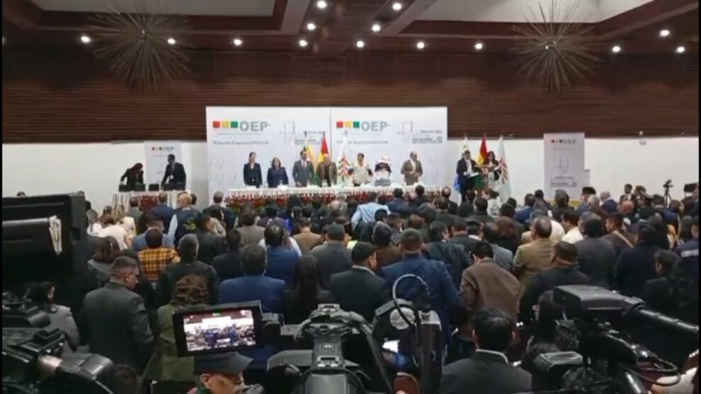 Entrega de credenciales a asambleístas en La Paz