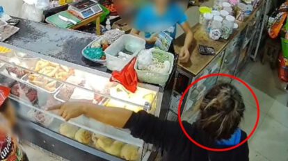 Mujer que golpeó a niño en Santa Cruz