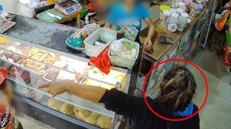 Mujer que golpeó a niño en Santa Cruz