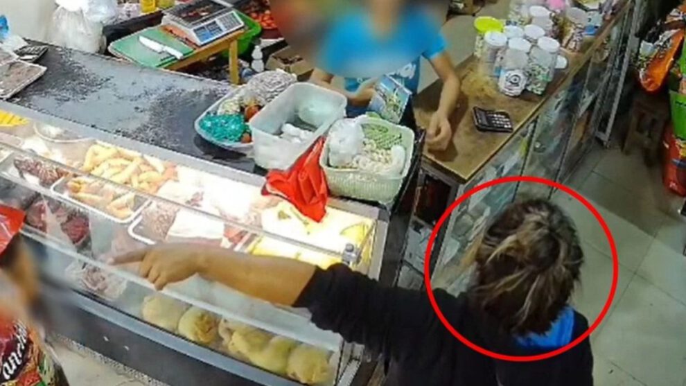 Mujer que golpeó a niño en Santa Cruz