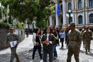 Transmisión de mando en la plaza Murillo