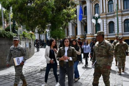 Transmisión de mando en la plaza Murillo