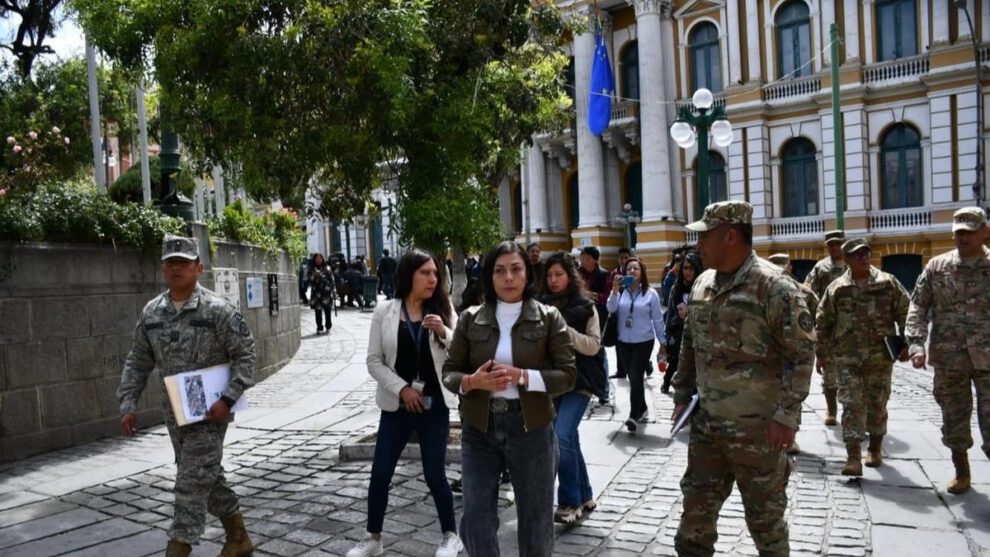 Transmisión de mando en la plaza Murillo