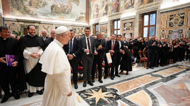 El Papa León XIV insta a universidades católicas a fortalecer la formación integral
