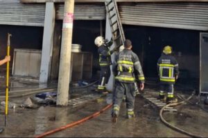 Incendio en Cochabamba consume tienda de aceites y lubricantes