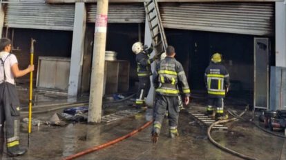 Incendio en Cochabamba consume tienda de aceites y lubricantes