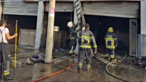 Incendio en Cochabamba consume tienda de aceites y lubricantes