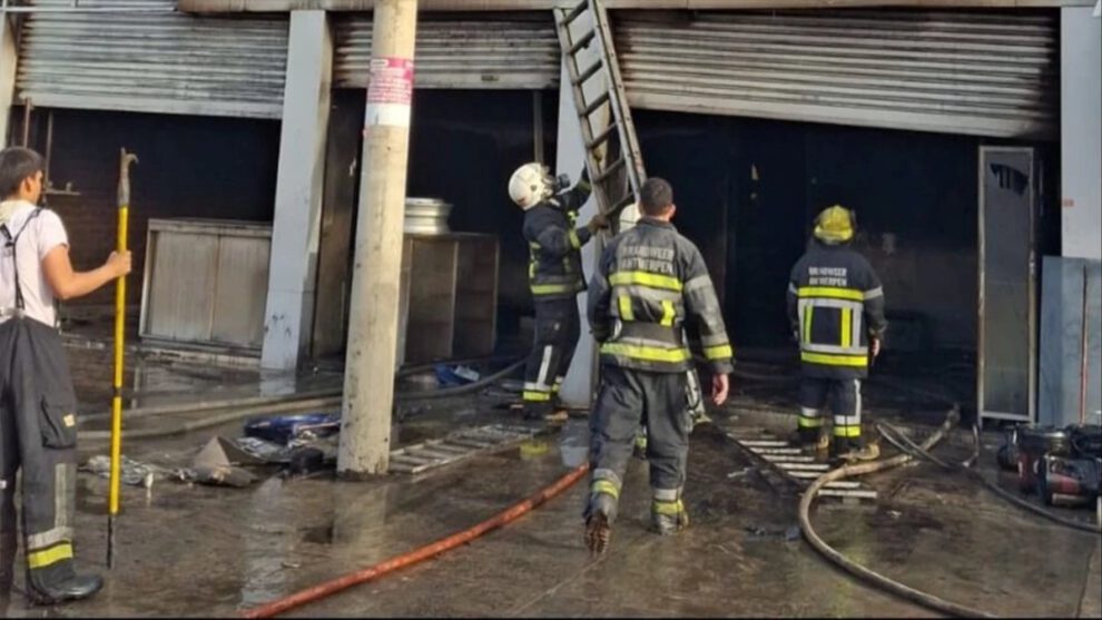 Incendio en Cochabamba consume tienda de aceites y lubricantes
