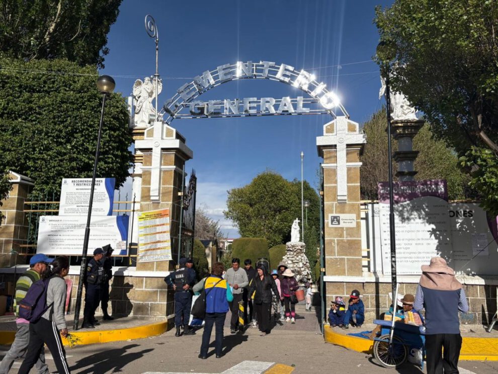 Cementerio General de Oruro durante la festividad de Todos Santos