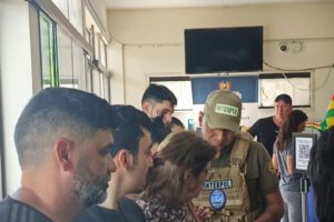 Policía Boliviana en el control de casos durante Todos Santos