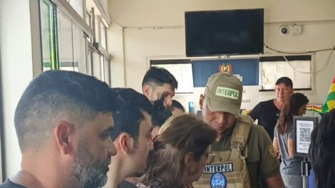 Policía Boliviana en el control de casos durante Todos Santos