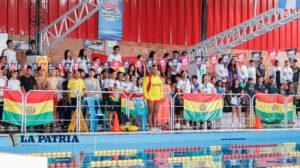 Nadadores orureños en el torneo de natación en Tacna