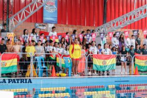 Nadadores orureños en el torneo de natación en Tacna