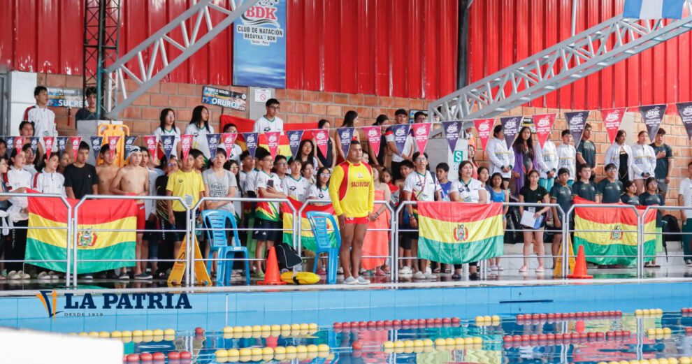 Nadadores orureños en el torneo de natación en Tacna