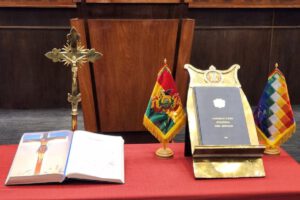 reposición del crucifijo y la Biblia en la mesa de juramento