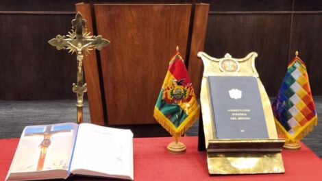 reposición del crucifijo y la Biblia en la mesa de juramento