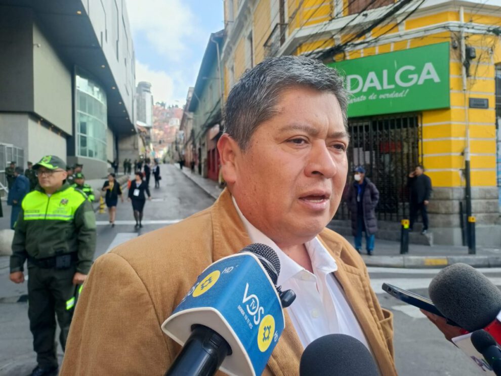 Eliminación de ministerios por el diputado Ruddy Pantaleón