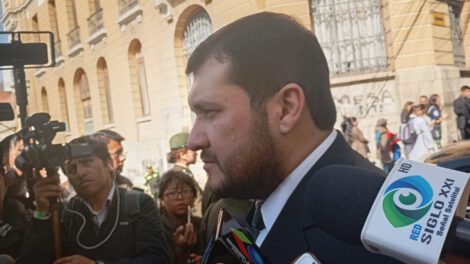 Stello Cochamanidis enfatiza la seguridad jurídica y la descentralización del poder