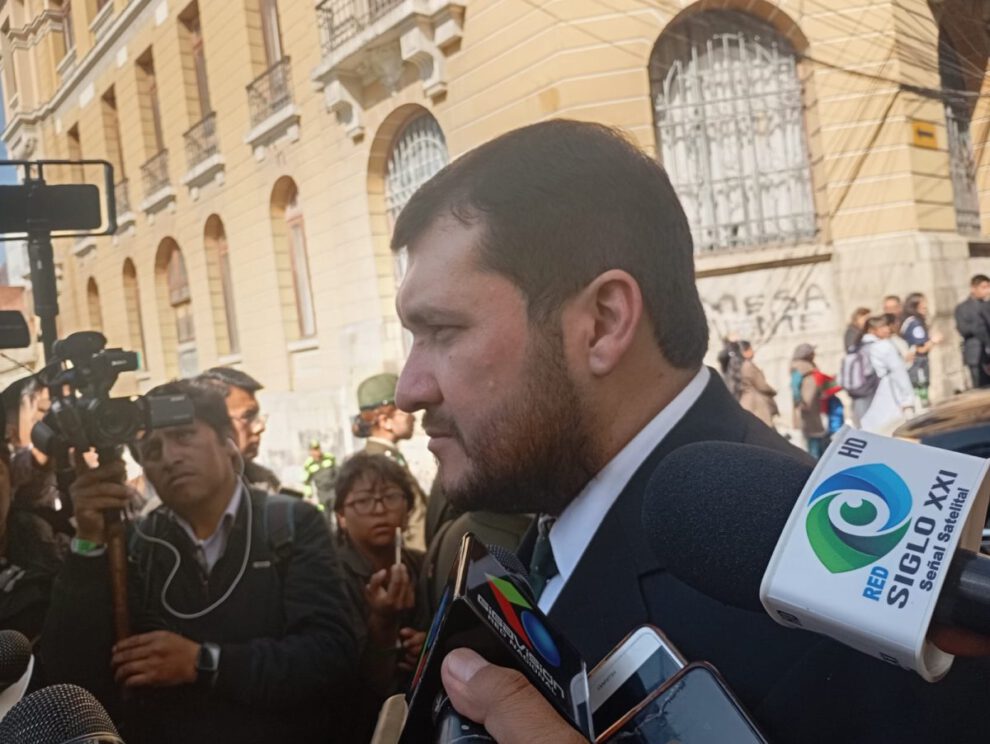 Stello Cochamanidis enfatiza la seguridad jurídica y la descentralización del poder