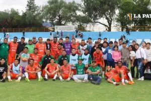 Jugadores de Primero de Mayo celebran la clasificación tras ganar en los penales a Tiquipaya FC