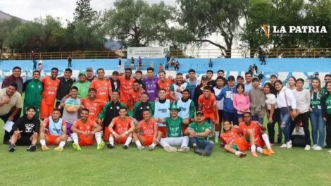 Jugadores de Primero de Mayo celebran la clasificación tras ganar en los penales a Tiquipaya FC