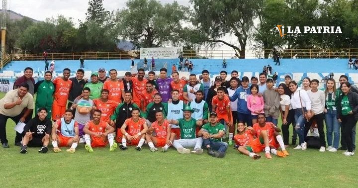Jugadores de Primero de Mayo celebran la clasificación tras ganar en los penales a Tiquipaya FC