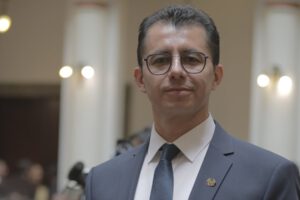 Freddy Vidovic defendido por Edmand Lara en controversia