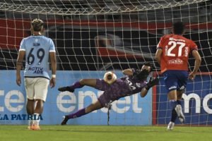 Errores de procedimiento árbitros en el clásico cochabambino