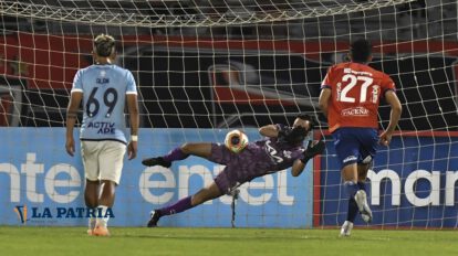 Errores de procedimiento árbitros en el clásico cochabambino