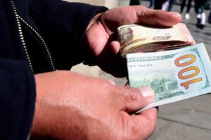 Dólar paralelo cotiza por debajo de 10 bolivianos