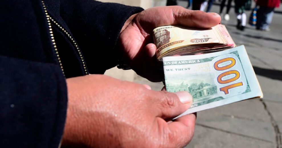 Dólar paralelo cotiza por debajo de 10 bolivianos