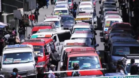 Placas rojas para transporte público en La Paz