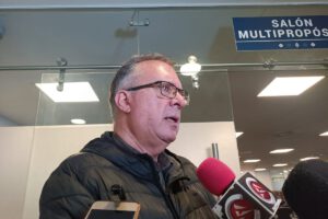 El diputado Carlos Alarcón observa el PGE 2026