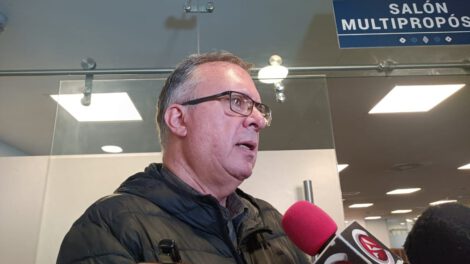 El diputado Carlos Alarcón observa el PGE 2026