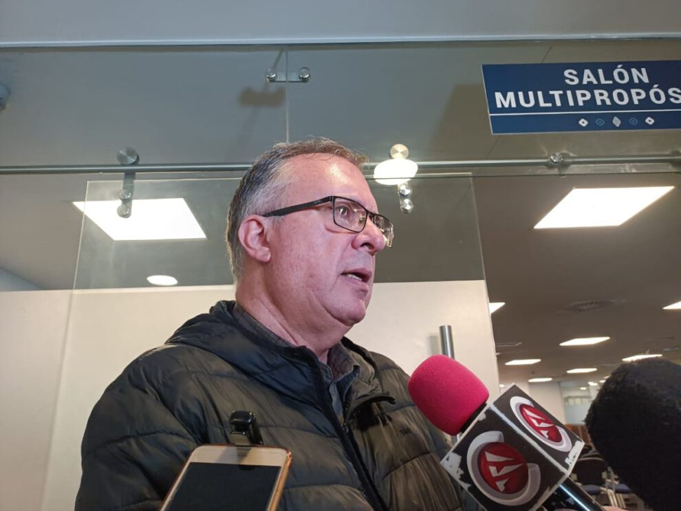 El diputado Carlos Alarcón observa el PGE 2026