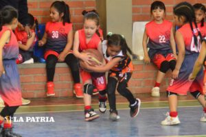 Campeonato de baloncesto femenino en el coliseo Catacora Colón