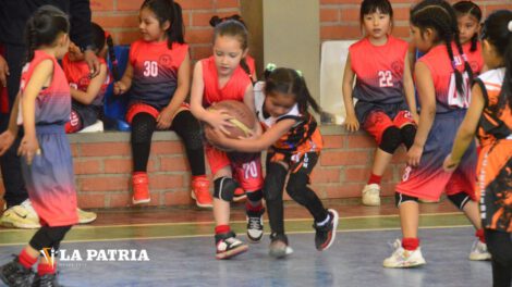 Campeonato de baloncesto femenino en el coliseo Catacora Colón