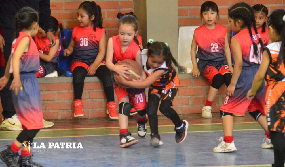 Campeonato de baloncesto femenino en el coliseo Catacora Colón