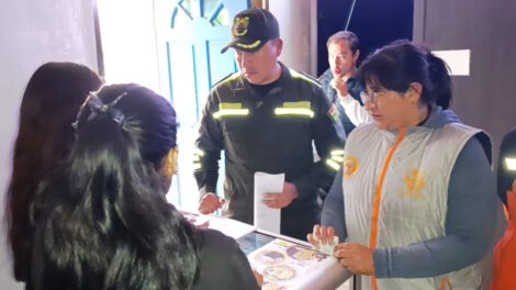 Cine video clausurado tras hallazgo de jóvenes manteniendo relaciones sexuales