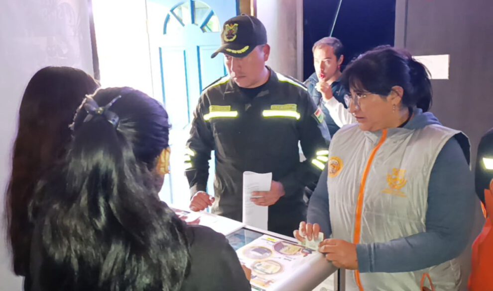 Cine video clausurado tras hallazgo de jóvenes manteniendo relaciones sexuales