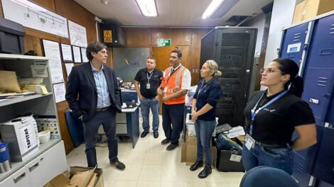 Inspección aeropuerto Viru Viru por el Ministro de Obras Públicas