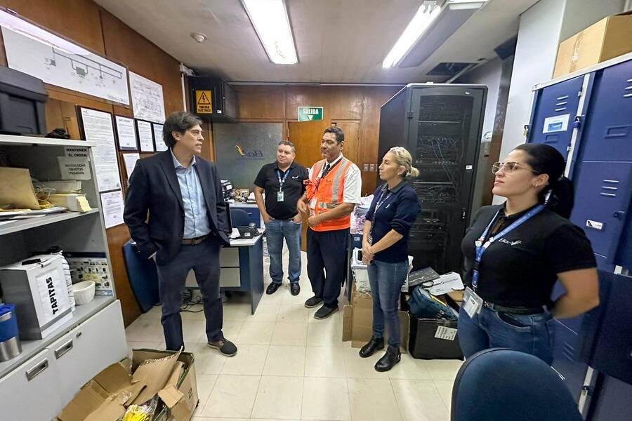 Inspección aeropuerto Viru Viru por el Ministro de Obras Públicas