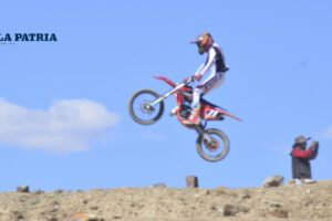 Dylan Mamani motociclismo en la prueba departamental en Capachos